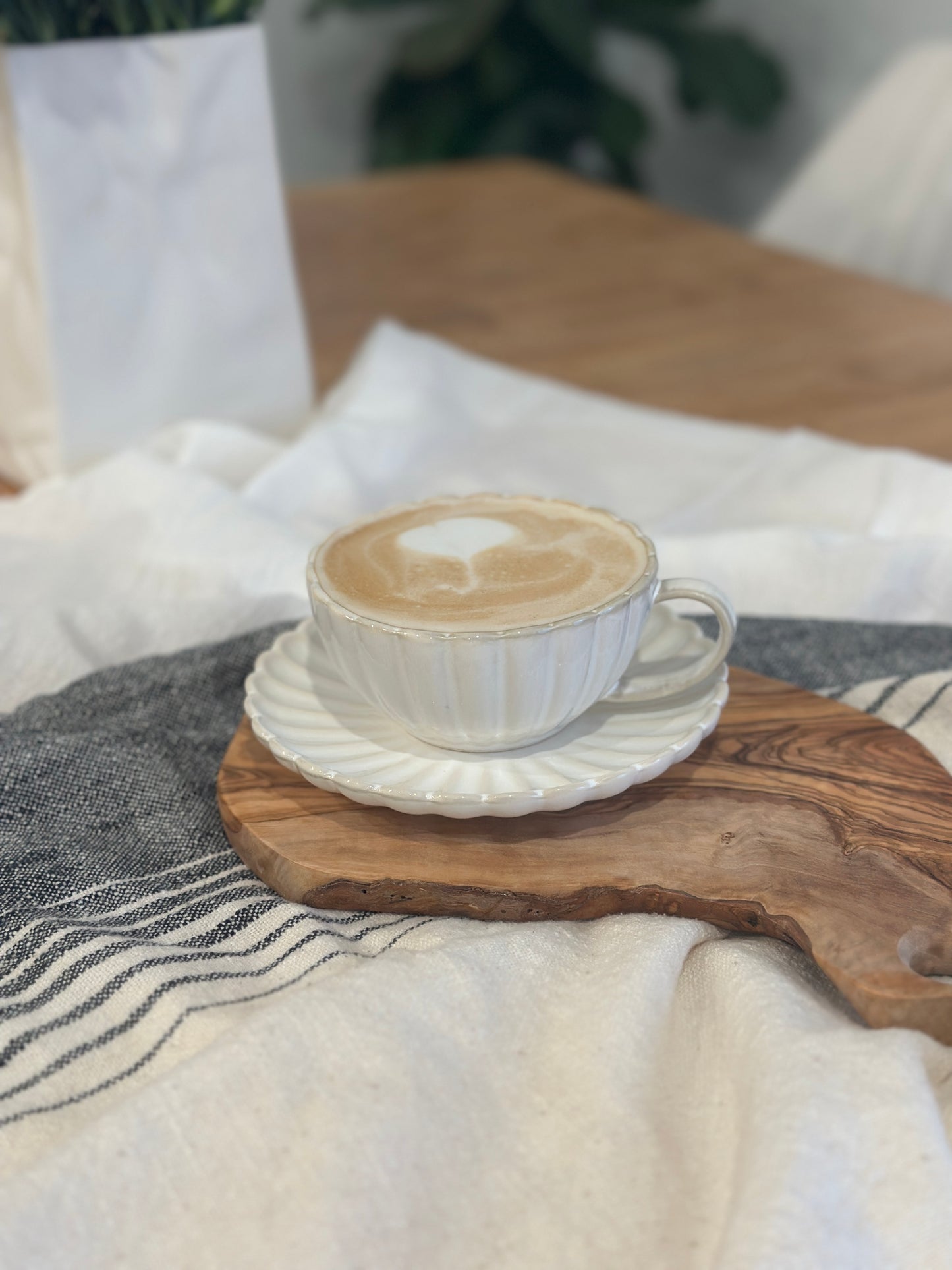 Керамическая чашка с блюдцем